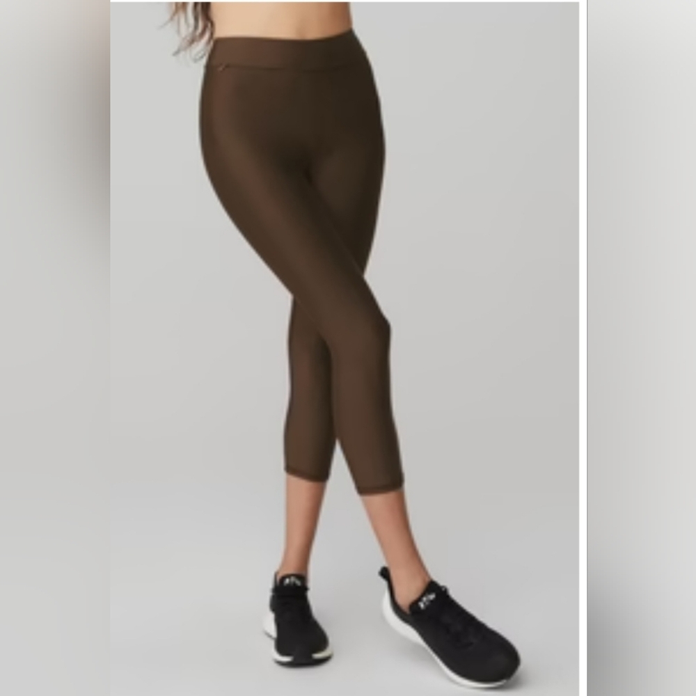 Alo High-Waist Conceal Zip Capri. Brown. Size Medium.
